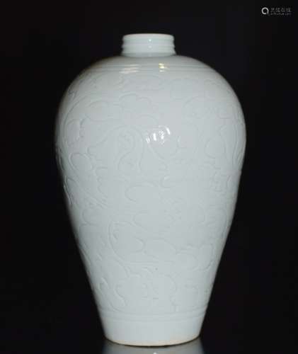 A YINGQING MEIPING VASE