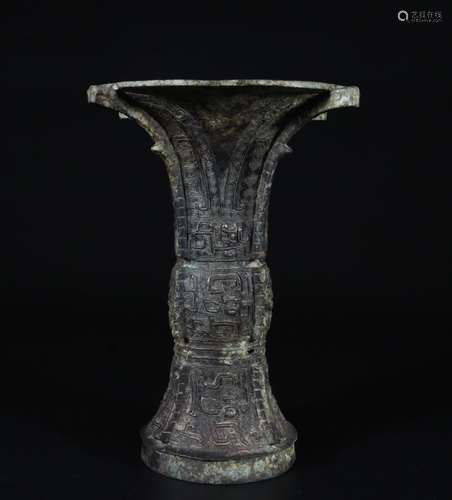 A BRONZE RITUAL WINE VESSEL, GU