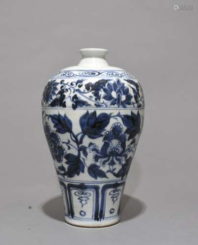 A BLUE AND WHITE MEPING VASE