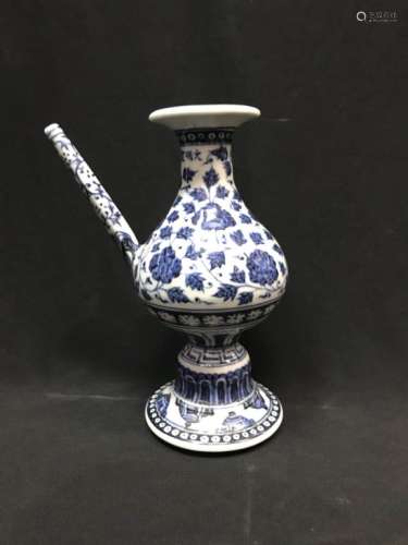 A BLUE AND WHITE EWER, XUEDE MARK
