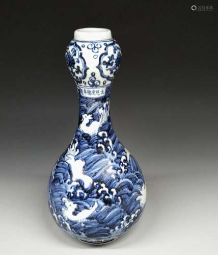 A BLUE AND WHITE GARLIC HEAD VASE, XUANDE MARK