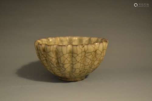 A SMALL GE YAO PETEL-FORM BOWL