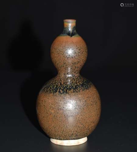 A BROWN GLAZED DOUBLE GOURD VASE