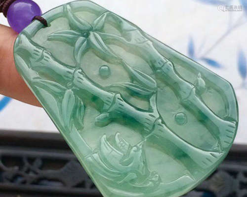 A NATURAL A-CLASS ICE WAXY KIND JADEITE PENDANT