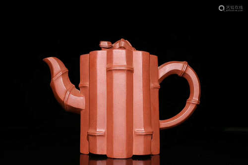 A ZHOUGUIZHEN MARK PURPLE CLAY TEAPOT