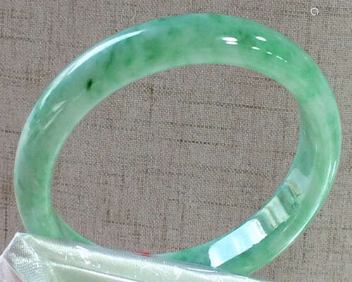 A NATURAL A-CLASS ROUND SHAPED  ICE WAXY KIND JADEITE BRACELET