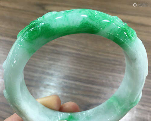 A NATURAL ROUND WAXY KIND JADEITE BRACELET