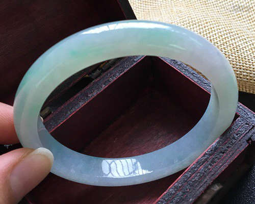 A NATURAL ROUND SHAPED JADEITE BRACELET