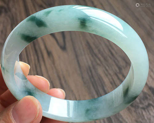 A NATURAL ROUND SHAPED ICE WAXY KIND JADEITE BRACELET