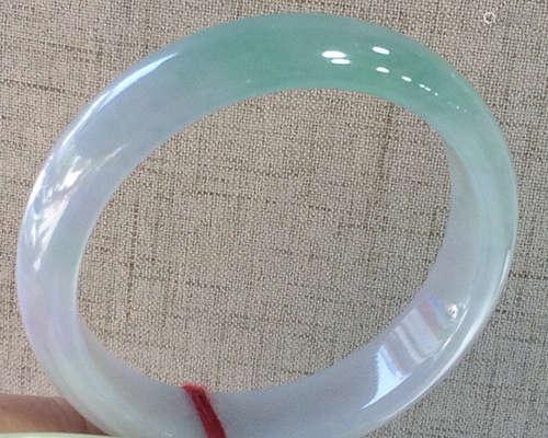 A NATURAL A-CLASS ROUND SHAPED WAXY KIND JADEITE BRACELET