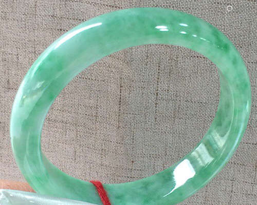 A NATURAL A-CLASS ROUND SHAPED WHITE MIXED BLUE KIND JADEITE BRACELET