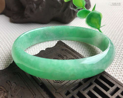 A NATURAL OVAL SHAPED ICE SEED KIND JADEITE BRACELET