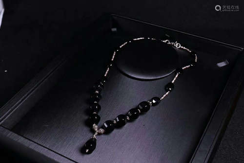 A PURE SILVER INCLAID BLACK AGATE NECKLACE