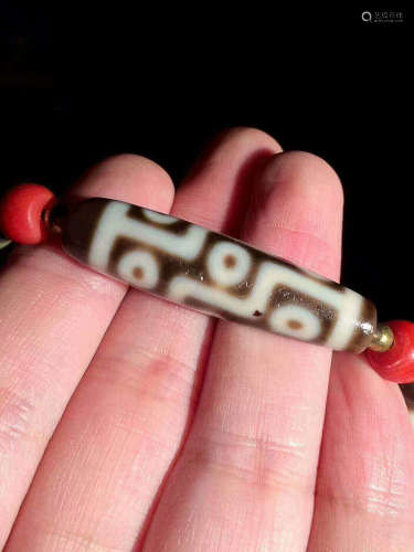 A TIBETAN NINE-EYE DZI BEAD