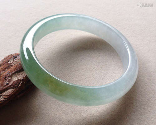 A NATURAL ROUND SHAPED ICE WAXY KIND JADEITE BRACELET