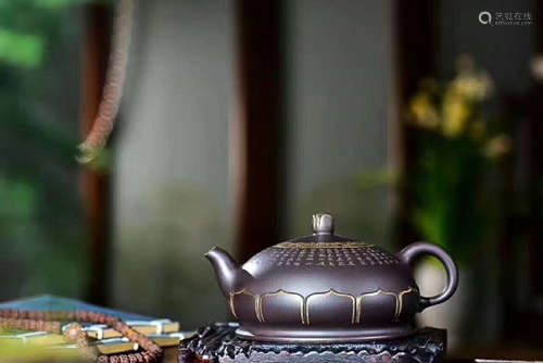 A HIGH QUALITY PURPLE CLAY TEAPOT