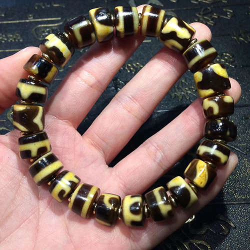 A HIGHLY OILY YELLOW BROKEN BEAD BRACELET