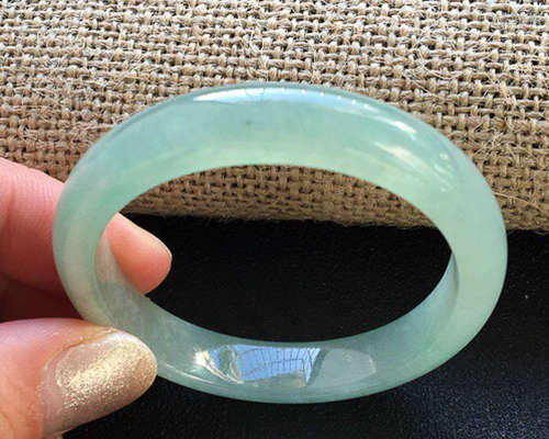 A NATURAL A-CLASS ROUND SHAPED ICE WAXY KIND JADEITE BRACELET