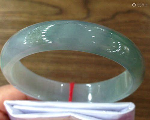 A NATURAL ROUND SHAPED ICE WAXY KIND JADEITE BRACELET