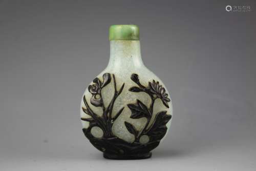 Chinese black overlay mottled glass snuff bottle