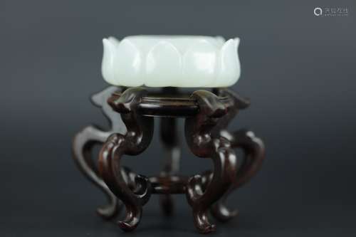 White jade carved lotus brush washer