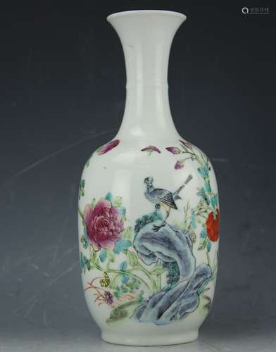 A famille rose porcelain vase with Hong Xian mark