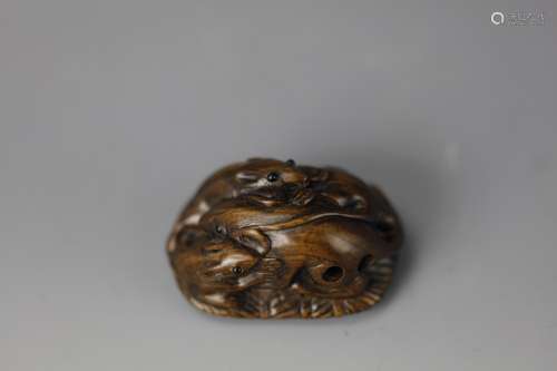 Vintage Netsuke carved rosewood of a mother rat with 3