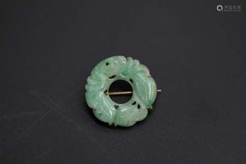 A jadeite on 14k gold brooch