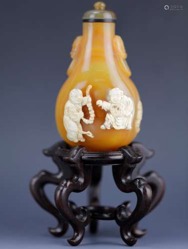 Agate snuffle bottle with carving of 2 children