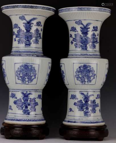 A pair of Blue and White porcelain Gu vase from