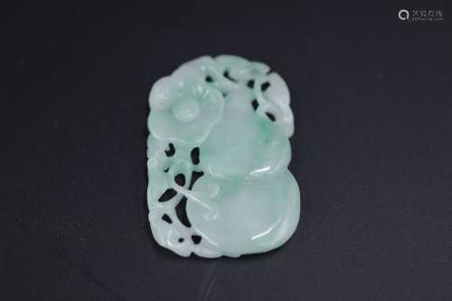 A carved jadeite double-gourd-form pendant