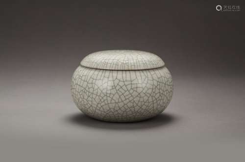 A Ge Glaze Jar with Cover from Qing Dynasty