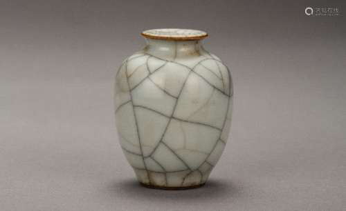 A Ge Glaze White Jar from Qing Dynasty