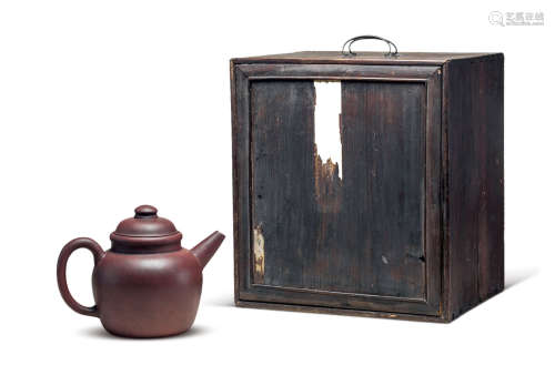 清代 “用文制”款紫砂壶 紫砂 配旧木盒，盖有残