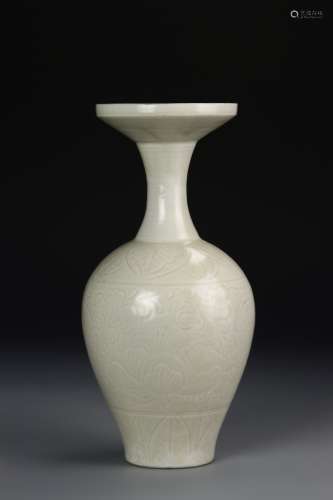 Chinese Ding Yao Vase