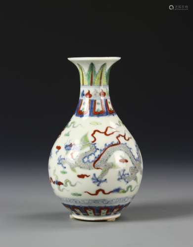 Chinese Wucai Yuhuchunping Vase