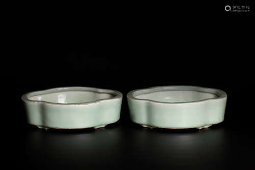 A pair of 18c porcelain pots