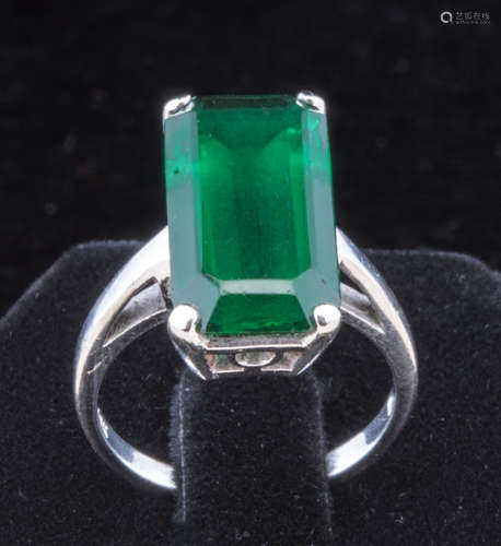 Green gem platinum ring