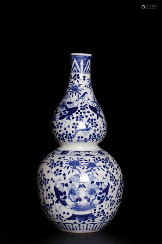 A gourd shape porcelain vase