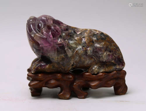 Amethyst toad with wooden pallet