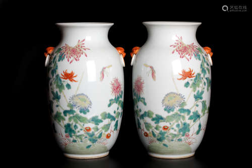 A pair of 19-20c porcelain vases