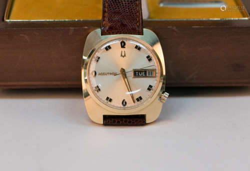 A 14k Bulova men watch with box