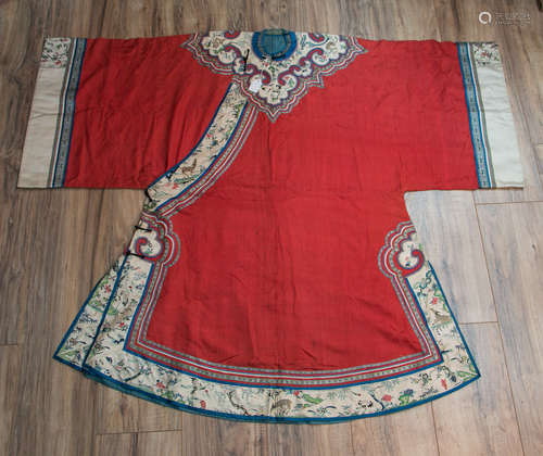 Chinese 18 century women's Robe with embroidered flower