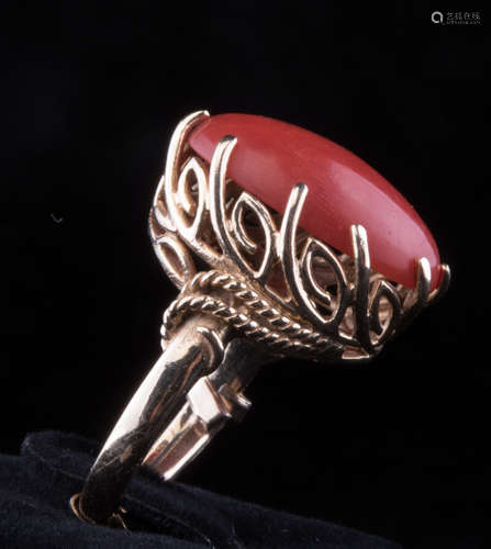 Vintage red coral ring. 14K