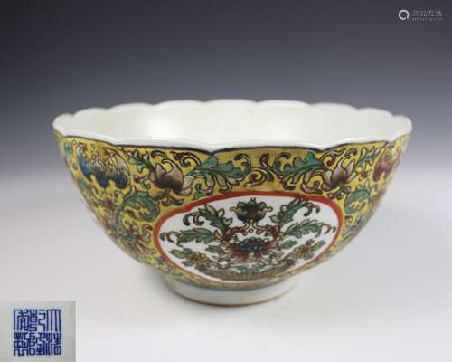 DAQING QIANLONG NIANZHI MARK FLORAL-RIM BOWL