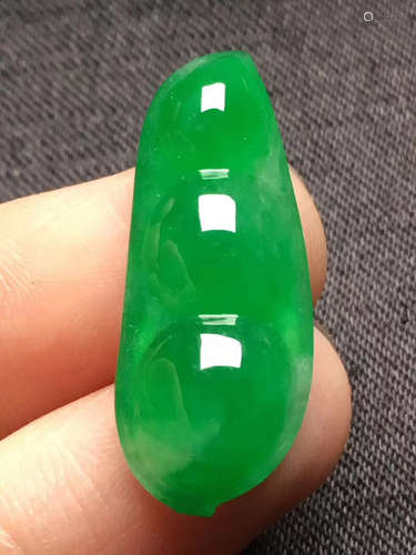 A NATURAL JADEITE PEAPOD PENDANT