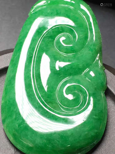 A NATURAL JADEITE PENDANT