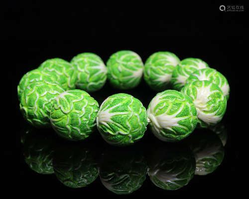 A CABBAGE SHAPED BEAD BRACELET