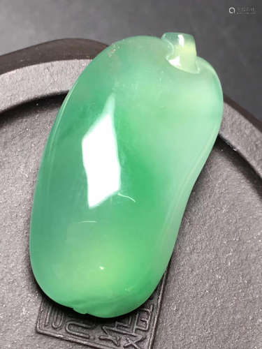 A NATURAL JADEITE PENDANT