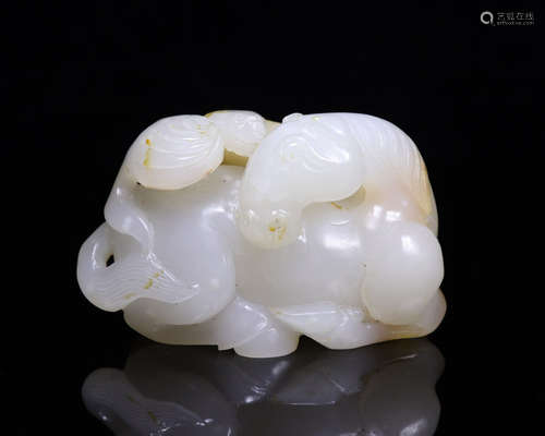 A HETIAN JADE CARVED HORSE&BAT SHAPED PENDANT